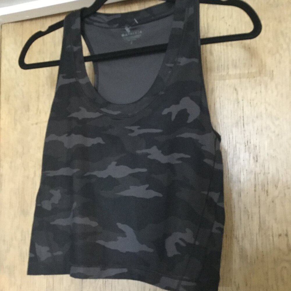 Athleta cropped camo print top size small excellent used condition black & gray